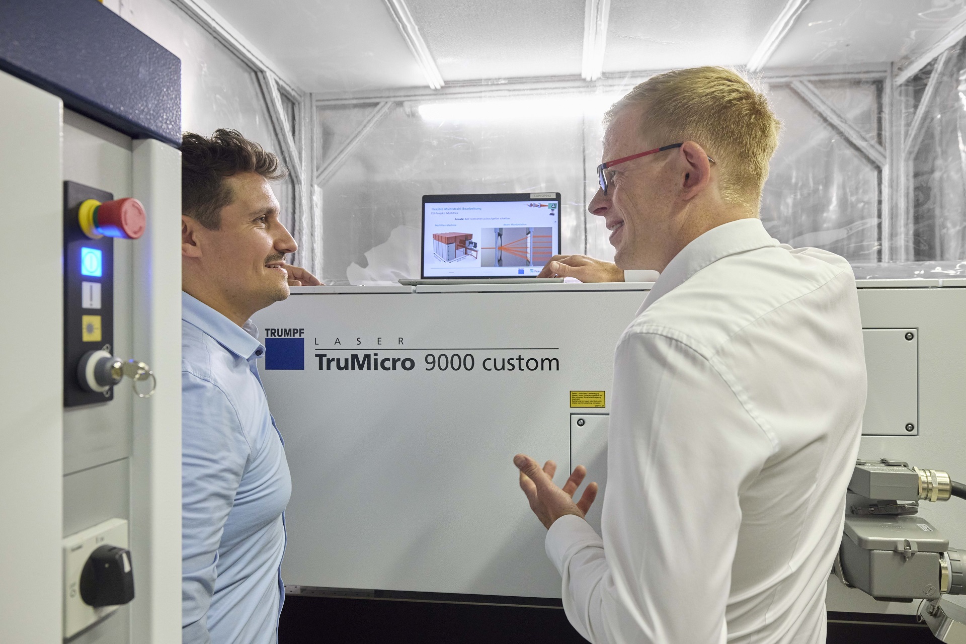 Steffen Rübling, TRUMPF (li), und Dr. Dennis Haasler, Fraunhofer ILT, besprechen Details zur Bedienung des 1kW UKP-Lasers von TRUMPF.  